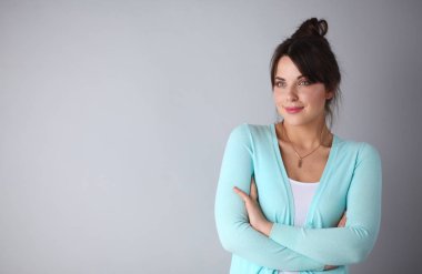 Çekici, zarif, esmer bir kadının portresi.