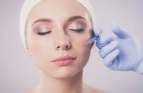 Inyección cosmética la cara de mujer bonita. Aislado sobre fondo gris — Foto de Stock