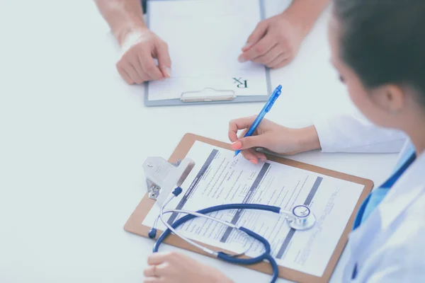 Porträt einer jungen Ärztin am Schreibtisch im Krankenhaus — Stockfoto