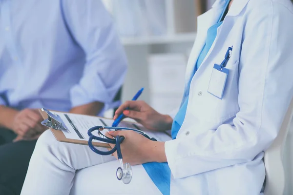 Porträt einer jungen Ärztin am Schreibtisch im Krankenhaus — Stockfoto