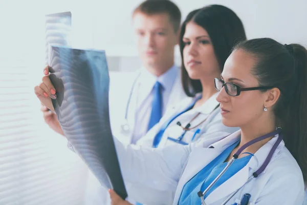 Ung grupp läkare som tittar på röntgen — Stockfoto