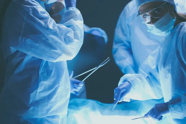 Teamkirurg på arbetet med att operera på sjukhus — Stockfoto