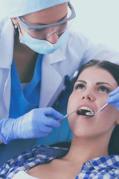 Женщина-дантист работает с зубами своих пациентов — стоковое фото