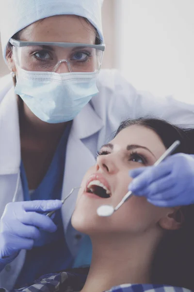 Vrouwelijke tandarts werkt bij haar patiënten tanden — Stockfoto