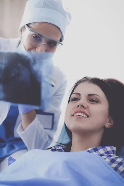 Donna dentista che lavora presso i suoi denti pazienti — Foto Stock