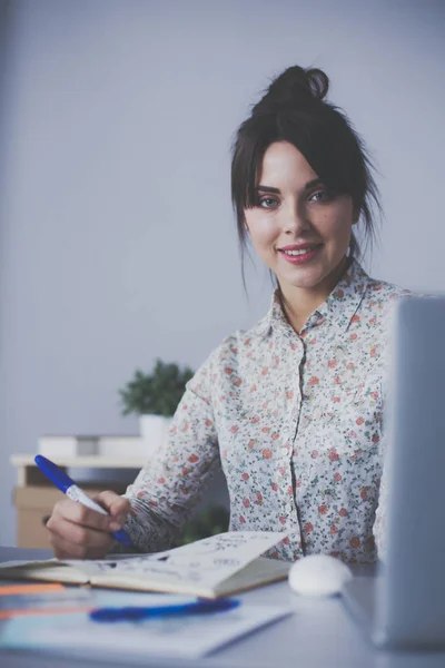 Portret van een jonge vrouw zit op Bureau — Stockfoto