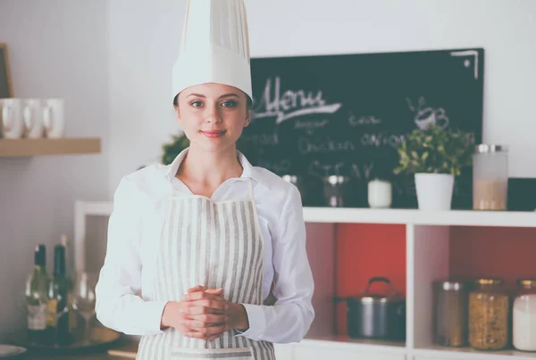 Chef kvinna porträtt med uniform i köket — Stockfoto