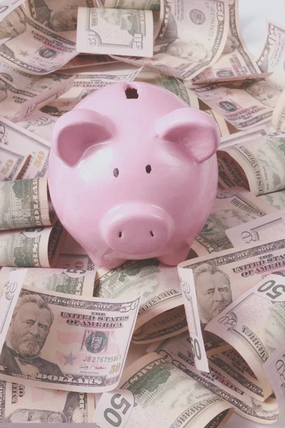 Spardose im Sparschweinstil im Hintergrund mit amerikanischen Hundert-Dollar-Scheinen — Stockfoto