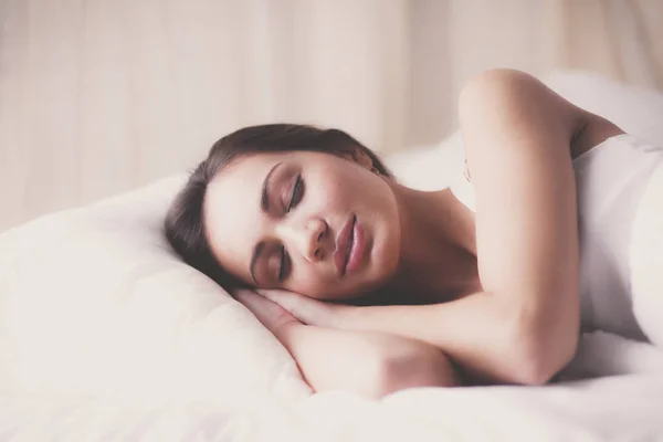 Ładna kobieta leży w łóżku. — Zdjęcie stockowe