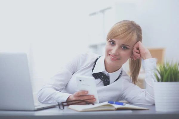 Vrouw in kantoor via mobiele telefoon — Stockfoto