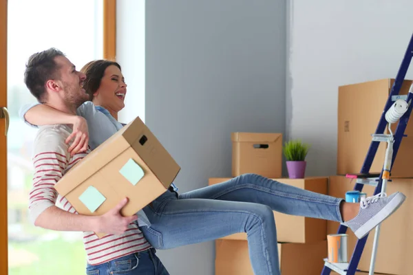 행복 한 젊은 커플 또는 상자 포장을 풀고 새로운 가정으로 이동 — 스톡 사진