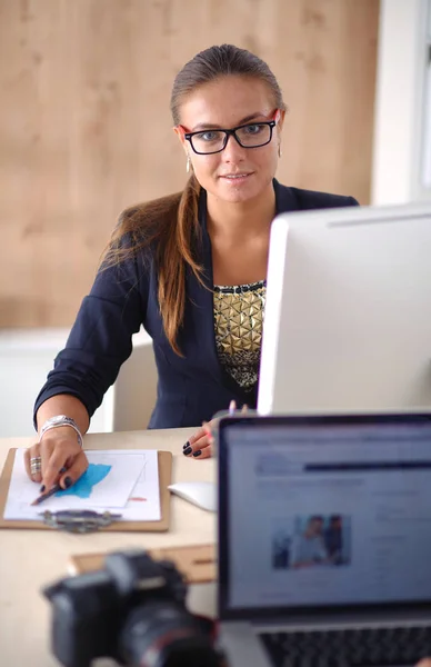 Modeontwerpers werken in studio zittend op het bureau — Stockfoto