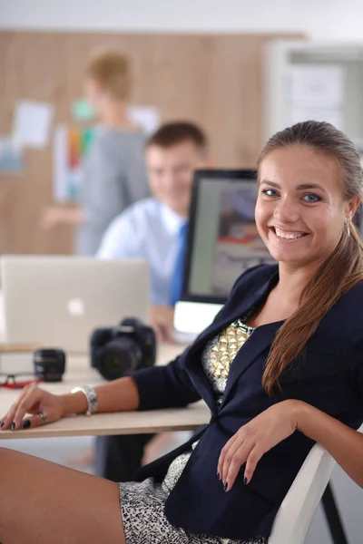 Mujer joven trabajando en la oficina, sentada en el escritorio — Foto de Stock