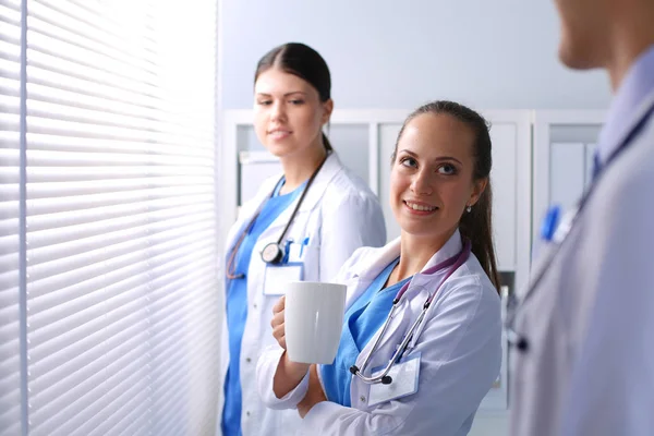 Giovane squadra o gruppo di medici in piedi in ospedale — Foto Stock