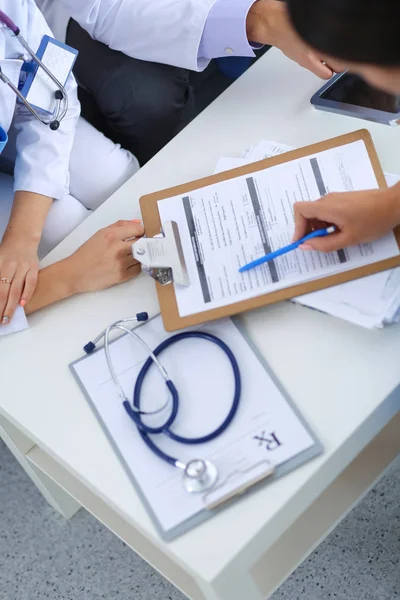 Twee jonge vrouwelijke dokters zitten op de bank — Stockfoto