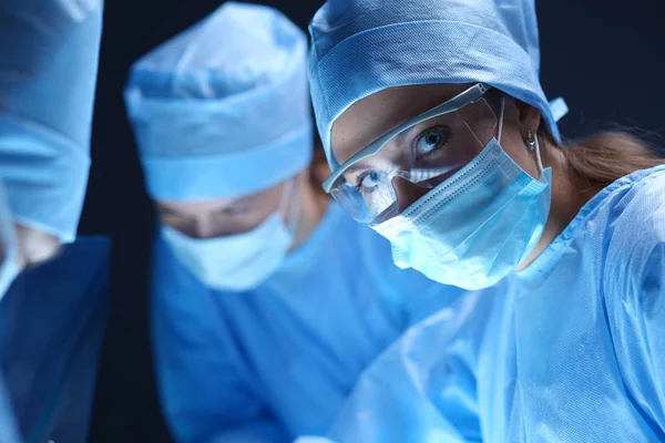 Teamchirurg aan het werk bij operaties in het ziekenhuis — Stockfoto