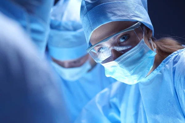 Командный хирург на работе в больнице — стоковое фото