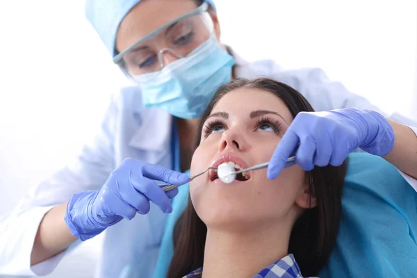 Mujer dentista trabajando en los dientes de sus pacientes — Foto de Stock