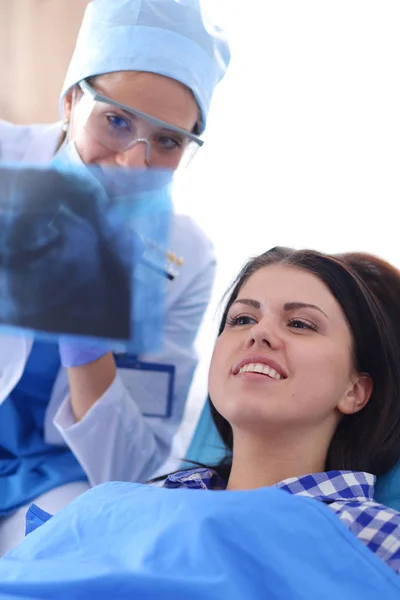 Mujer dentista trabajando en los dientes de sus pacientes — Foto de Stock