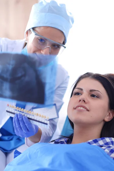 Mujer dentista trabajando en los dientes de sus pacientes — Foto de Stock