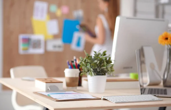 Jonge vrouw werkt in het kantoor, zit aan het bureau — Stockfoto