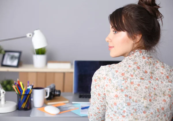 Portret van een jonge vrouw zit op Bureau — Stockfoto