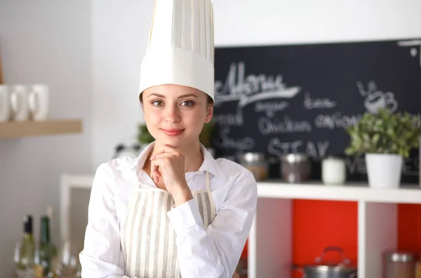 Chef vrouw portret met uniform in de keuken — Stockfoto