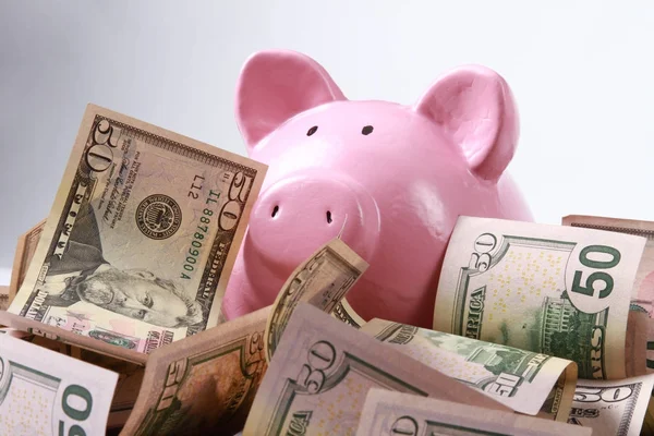 Piggy salvadanaio stile money box su sfondo con denaro americano cento dollari banconote — Foto Stock