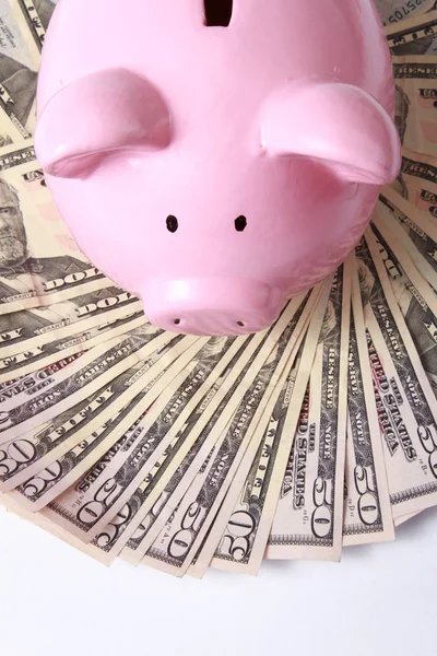 Свинка копилка в стиле банка на заднем плане с деньгами американских стодолларовых купюр — стоковое фото