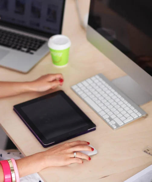 Jonge vrouw werkt in het kantoor, zit aan het bureau — Stockfoto