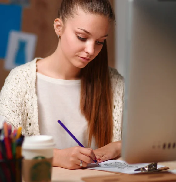 Jonge vrouw werkt in het kantoor, zit aan het bureau — Stockfoto