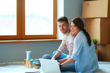 onların yeni bir daire katta oturan genç bir çift