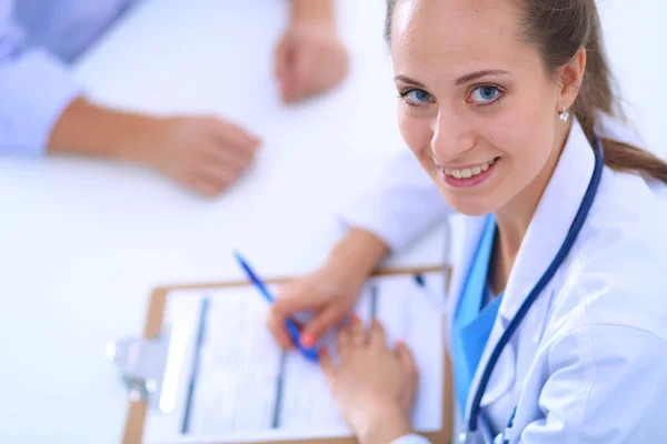 Läkare kvinna sitter med manlig patient vid skrivbordet — Stockfoto