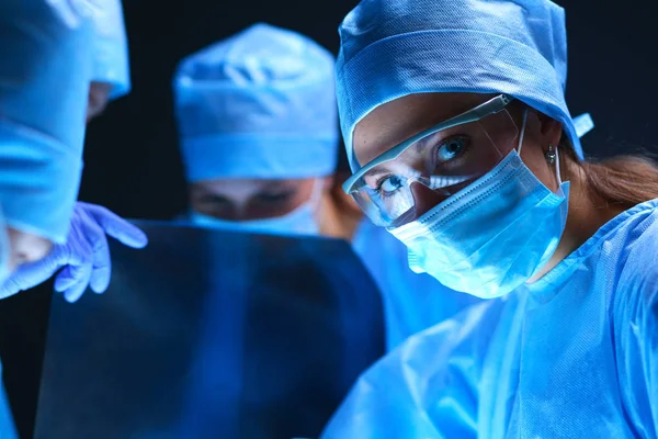 Teamchirurg aan het werk bij operaties in het ziekenhuis — Stockfoto