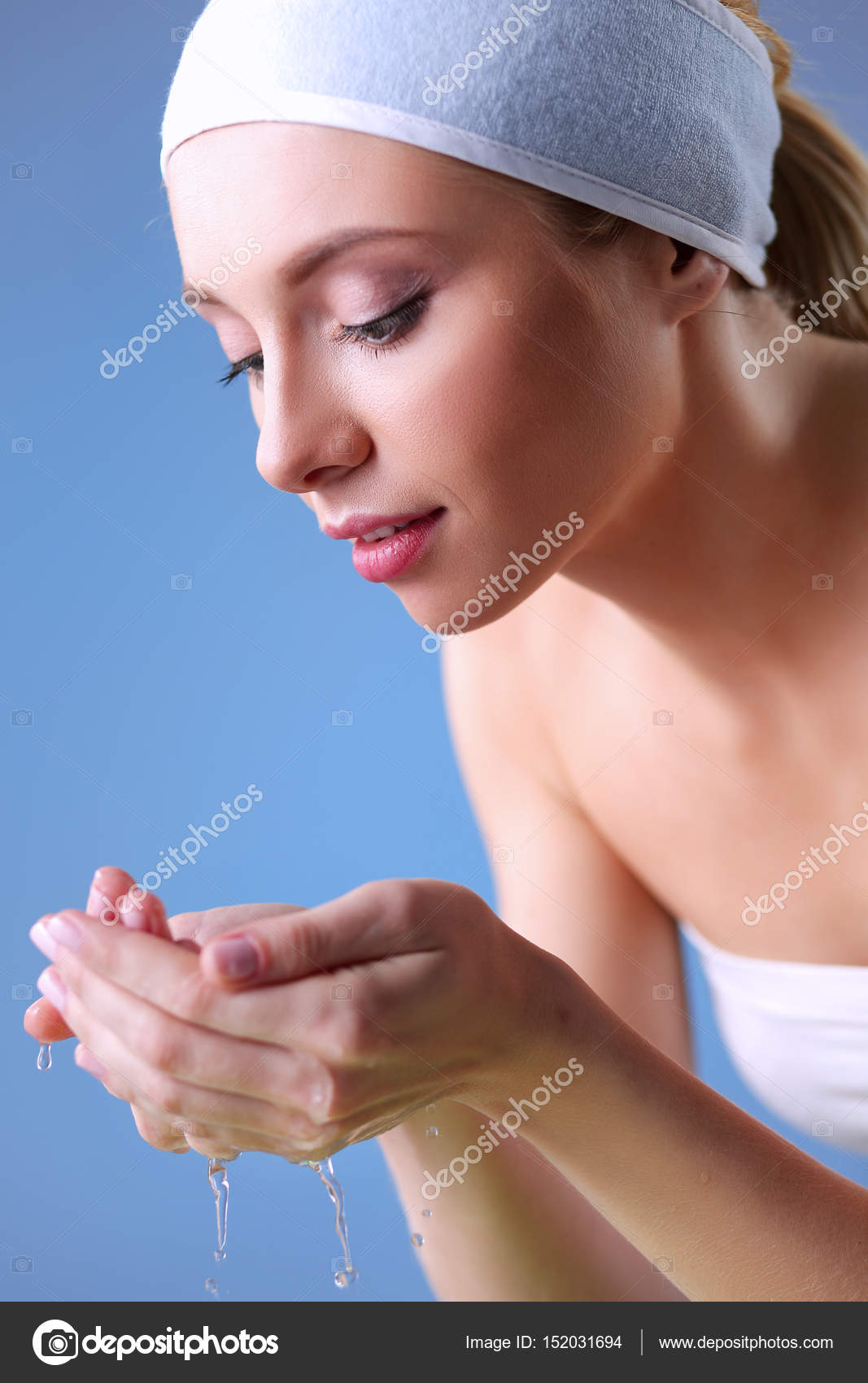 Jeune Femme Se Lave Le Visage Avec De L Eau Claire Image Libre De Droit Par Shefkate C 152031694