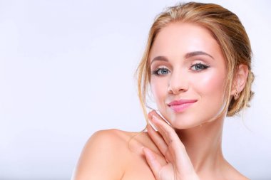 Beyaz arka planda güzel bir kadının portresi