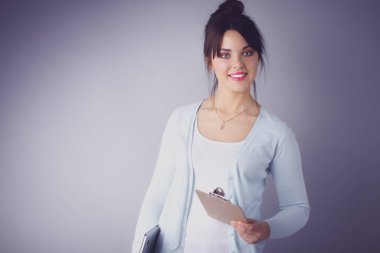 Klasör belgeler gri arka plan üzerinde için kadınla