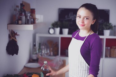 Masasının yanında duran genç bir kadın.