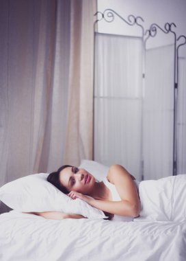 Yatakta uzanan güzel kadın