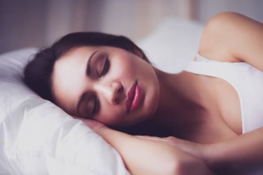 Yatakta uzanan güzel kadın