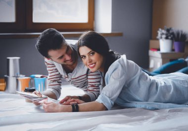 Yeni renk örneği ev ahşap yerde yatarken boya renk seçimi Çift