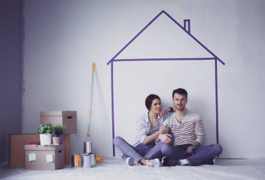 Duvar boyalı eve oturan Çift
