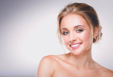 Beyaz arka planda güzel bir kadının portresi