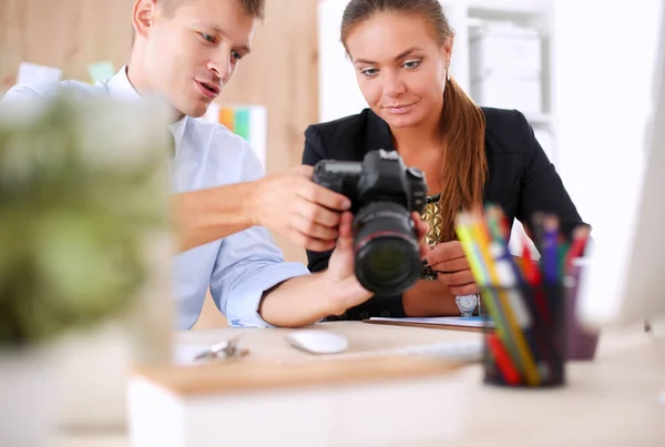 Modedesigner, die im Atelier arbeiten, sitzen am Schreibtisch — Stockfoto