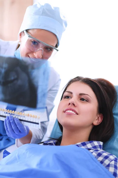 Mujer dentista trabajando en los dientes de sus pacientes — Foto de Stock