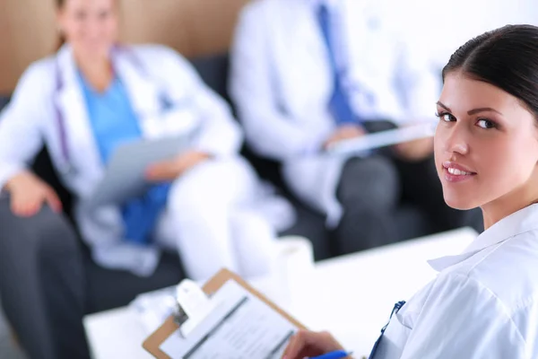 Glad medicinsk grupp diskuterar och arbetar tillsammans — Stockfoto