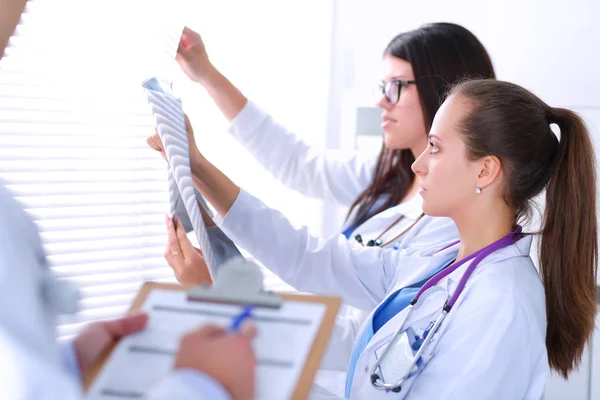 Grupo joven de médicos mirando rayos X — Foto de Stock