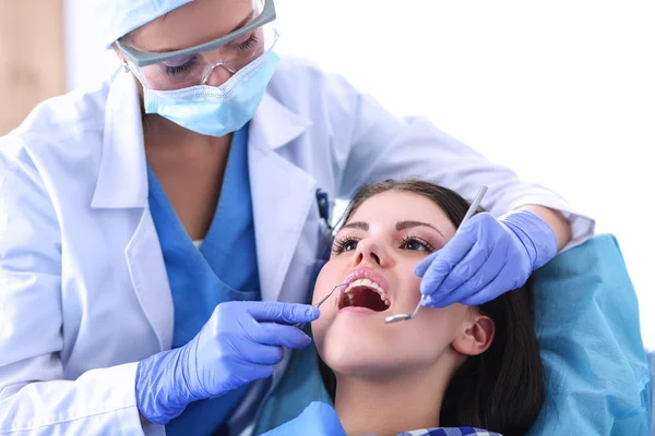 Femme dentiste travaillant chez ses patients dents — Photo