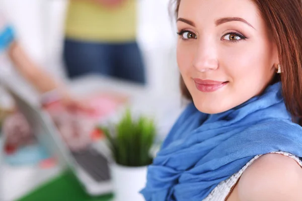 Retrato de atractiva diseñadora femenina en la oficina — Foto de Stock