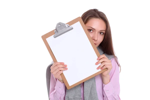 クリップボードの空白のページを示す女性 — ストック写真